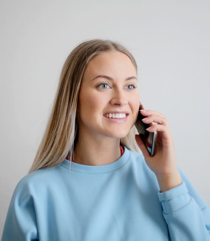 Una clienta habla por teléfono sonriendo