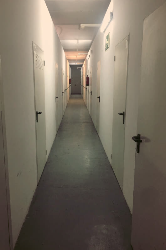 Pasillo interior de los trasteros de Trasteros Calella, instalaciones limpias y seguras en Calella