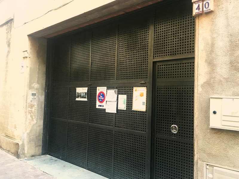 Entrada de las instalaciones de Trasteros Calella, C/ Raval 40