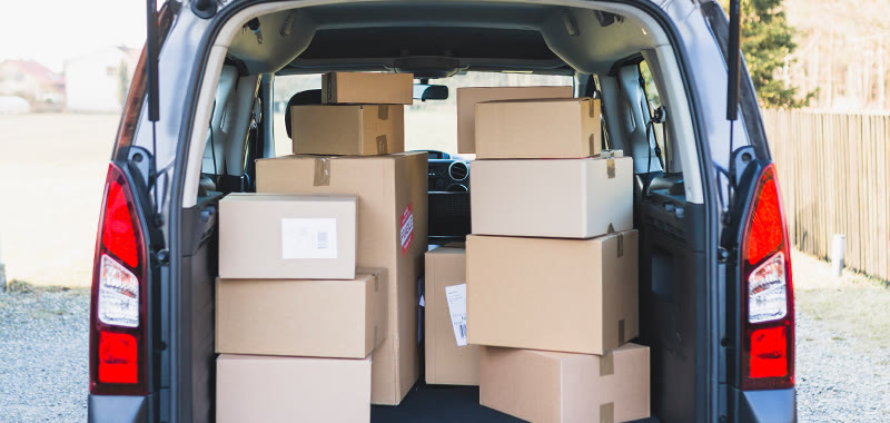 Maletero de un coche cargado de cajas, listo para llevar al trastero